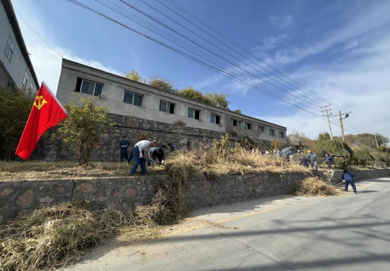 有工投黨員干部、團(tuán)員青年的耕耘那處便是公司最美麗的一角-----物產(chǎn)工投公司開展環(huán)境專項整治主題黨日、團(tuán)日活動